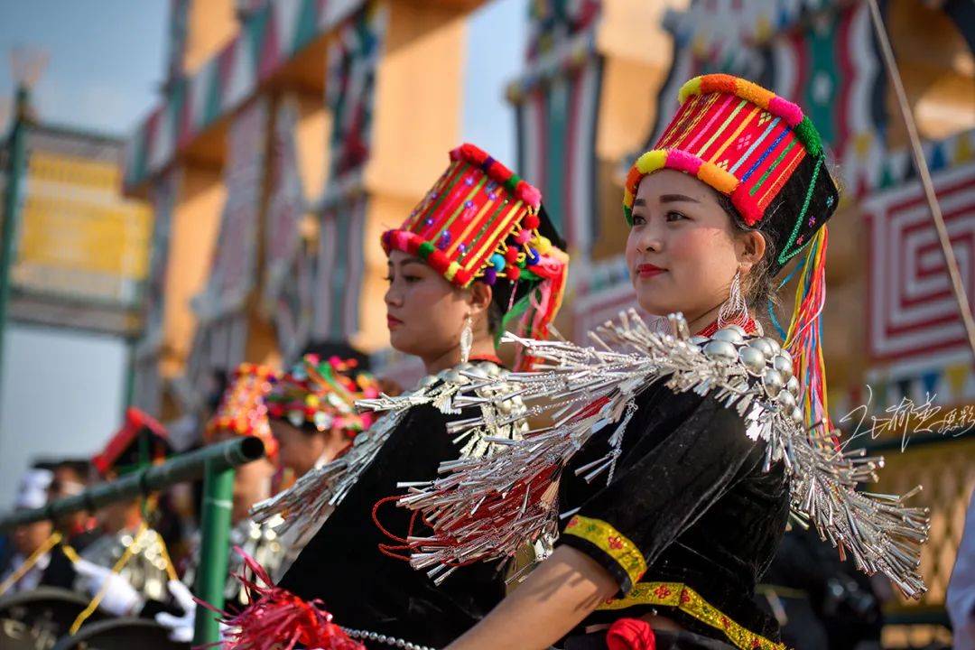 "目瑙"是景颇语,"纵歌"是载瓦语的直译,意为大家一起来跳舞.