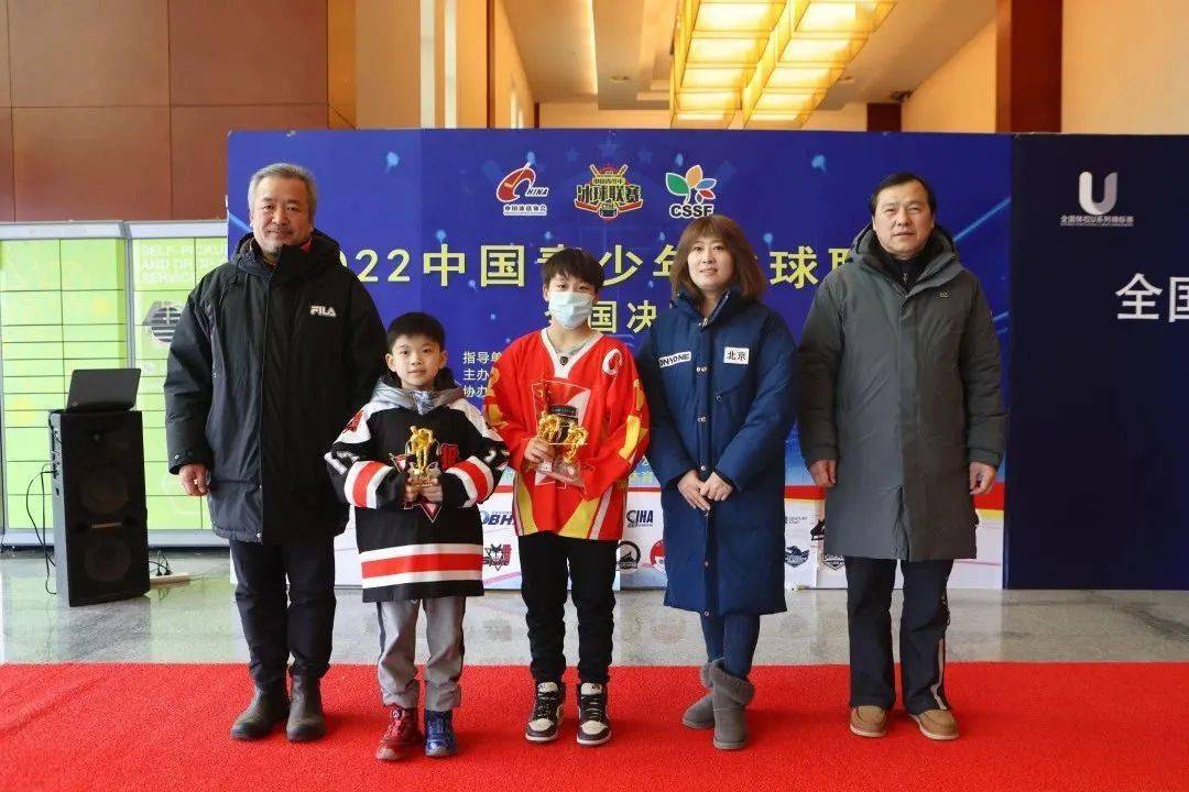最终,北京赛区华星国际11号石骏一,成都赛区hockey王子队67号卫冠鑫
