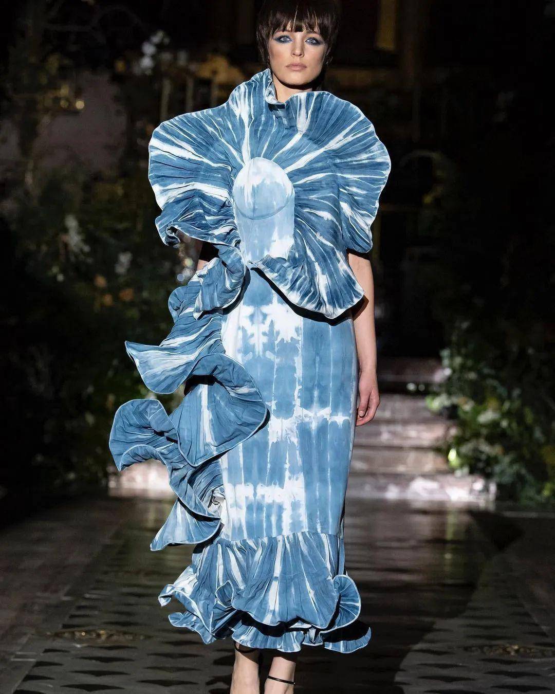 扎染丹宁,弯曲雕塑袖子,翻滚的荷叶边,波尔卡圆点,为优雅而叛逆的女性