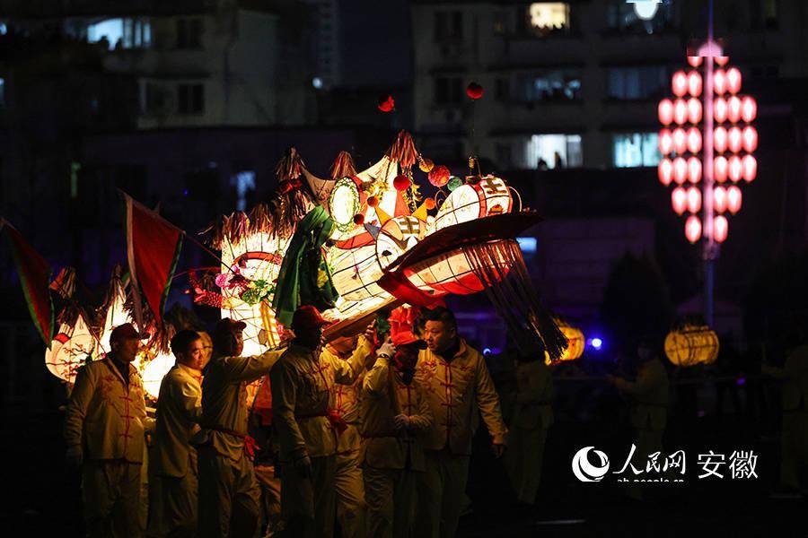 人民网 张俊摄市级非遗"许镇马灯".人民网 张俊摄民俗巡游年味足.人民