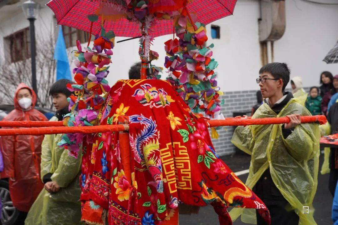 抬着装饰漂亮的花炮沿街巡游