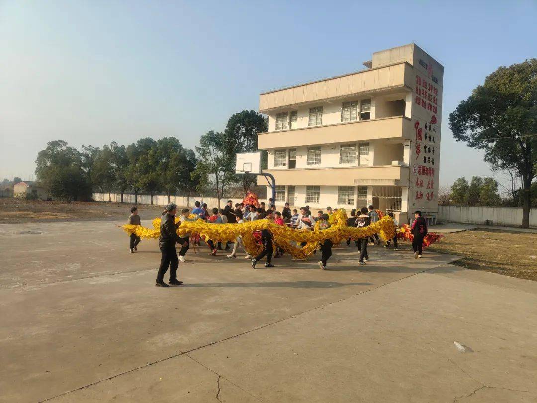 2月6日,开发区·铁山区汪仁镇王贵小学以学校特色社团活动—舞龙,营造
