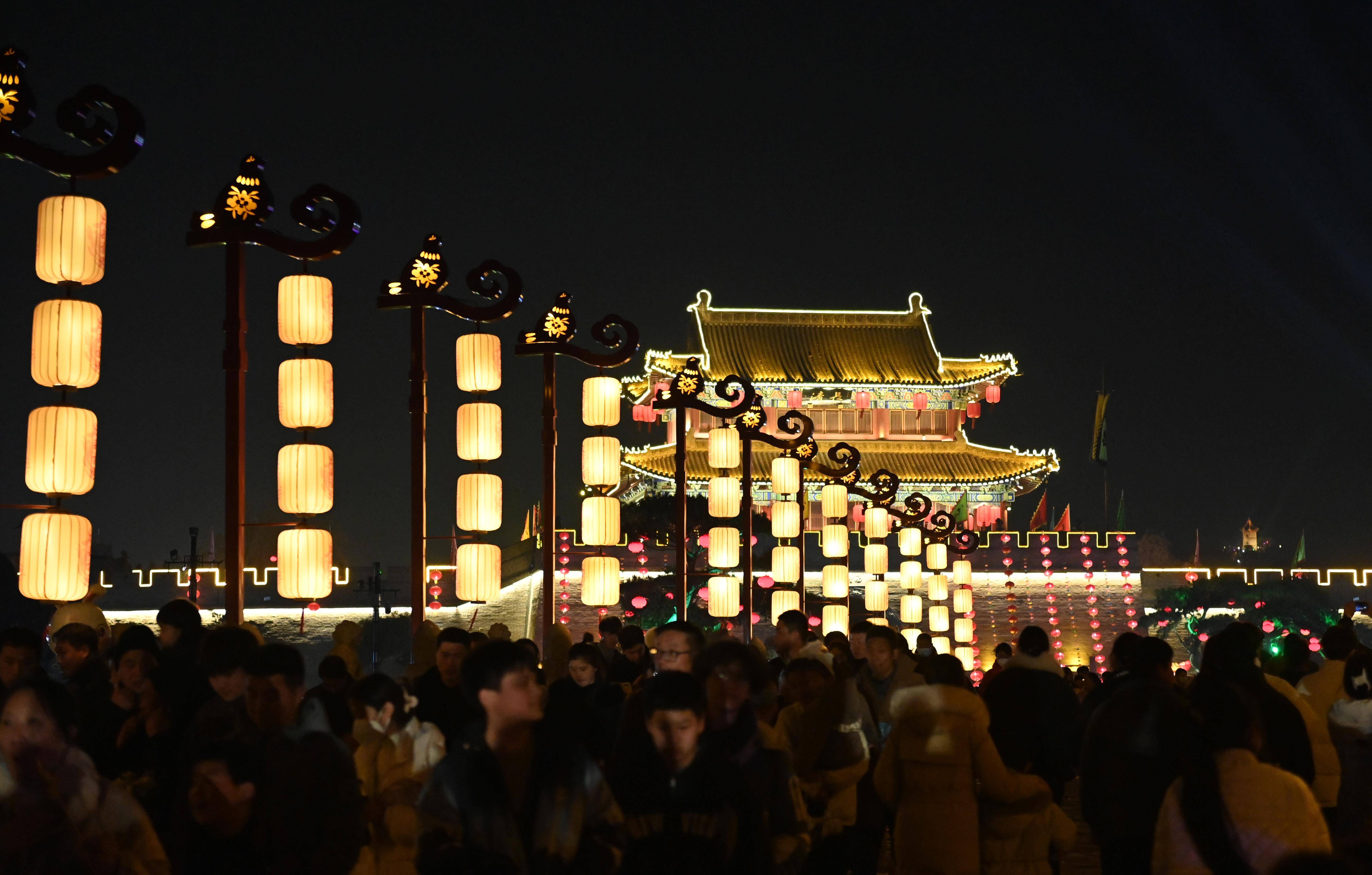 这是2月5日拍摄的浚县古城夜景