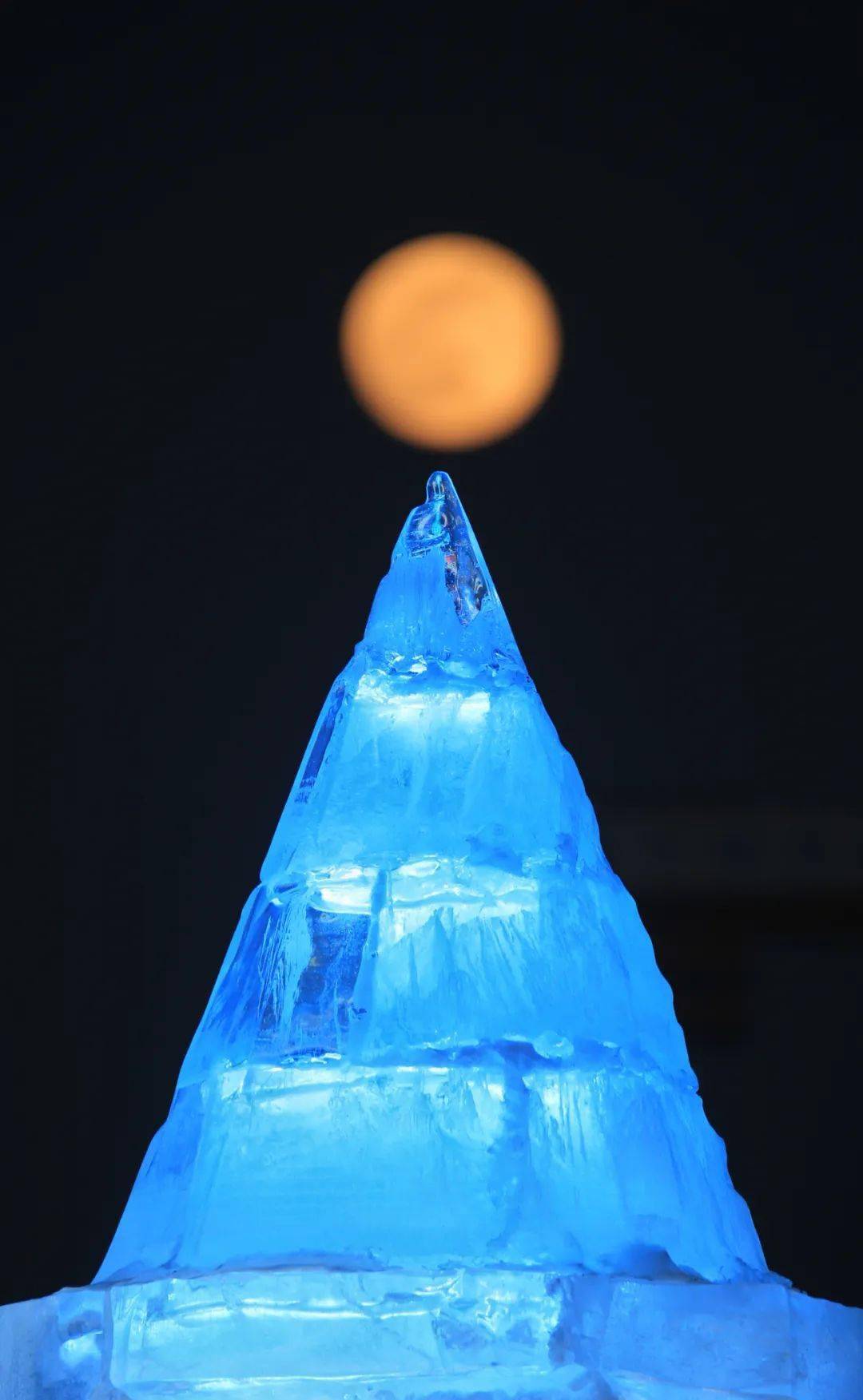 发布 关注】你看,昨晚的月亮和哈尔滨冰灯特别配～_月光_冰景_王伟豪