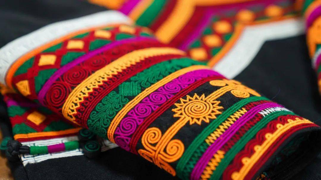 彝族刺绣做工精美,绚丽多彩,风格独特.