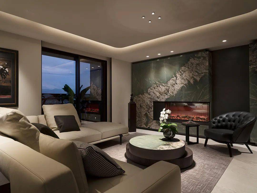 使全室有了一致性的共同空间温润饱满的半球型立面,搭衬高低落差的弧