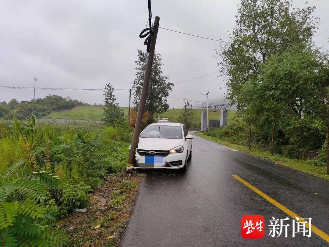 雨天路滑小轿车失控，碰上电线杆“削去”车头半边脸