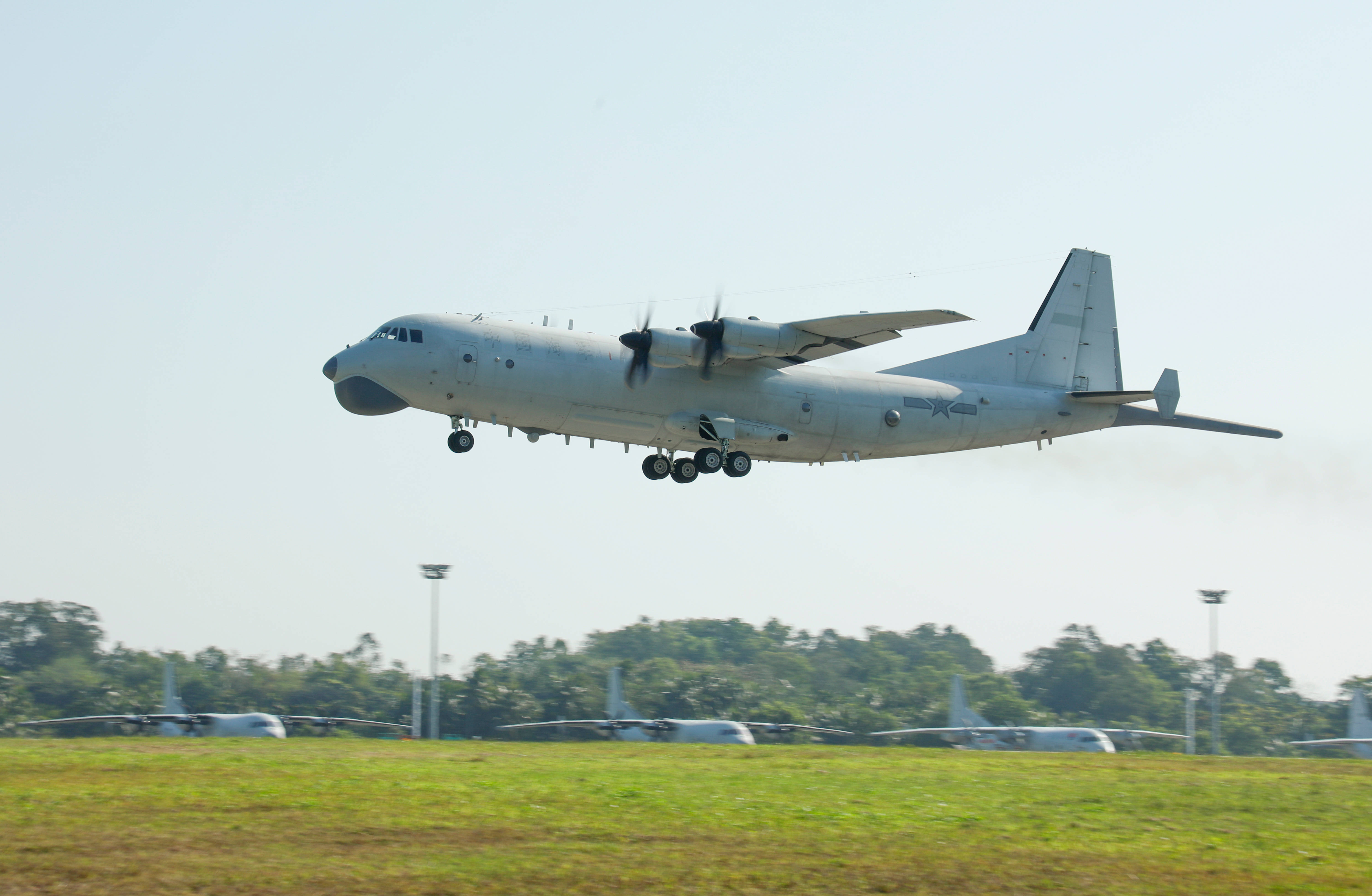 南部战区海军航空兵某团组织多架反潜巡逻机分批次开展多机接力反潜