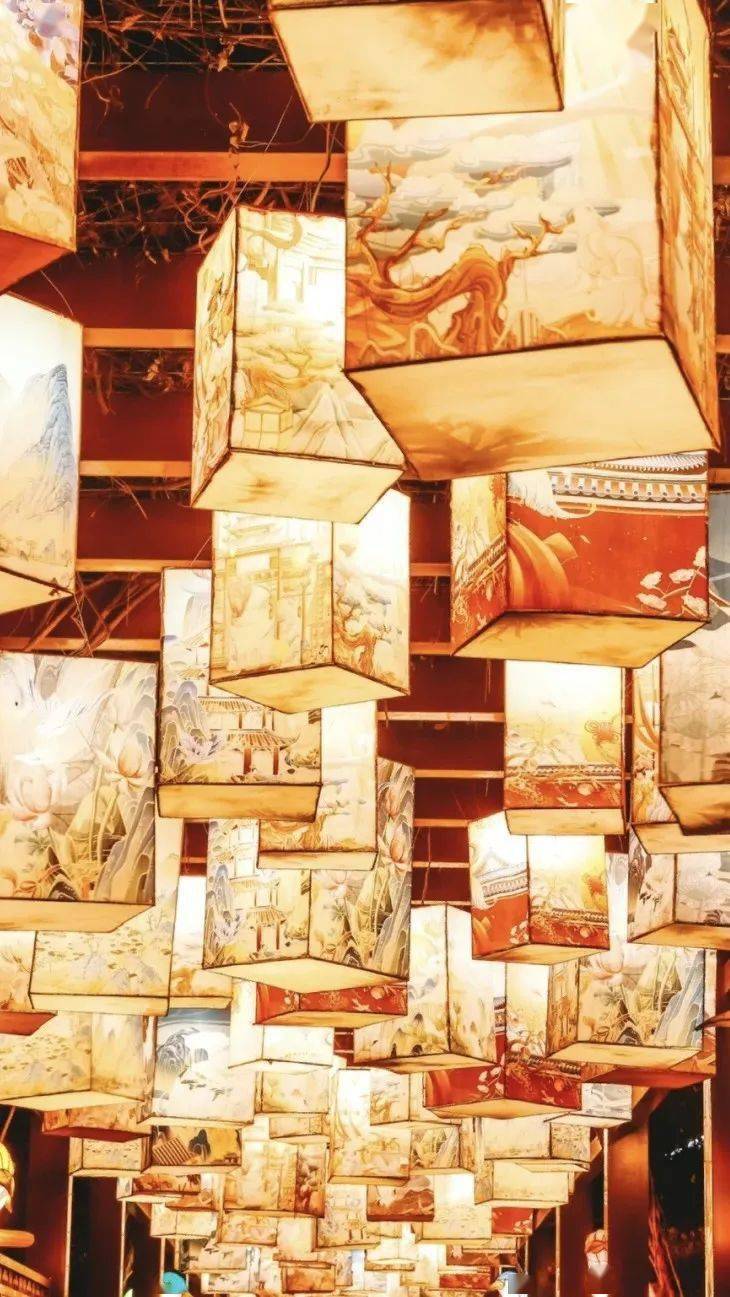 "秃子打伞,打一歇后语""不说农村,打一山东城市名"妙趣横生的谜面激起