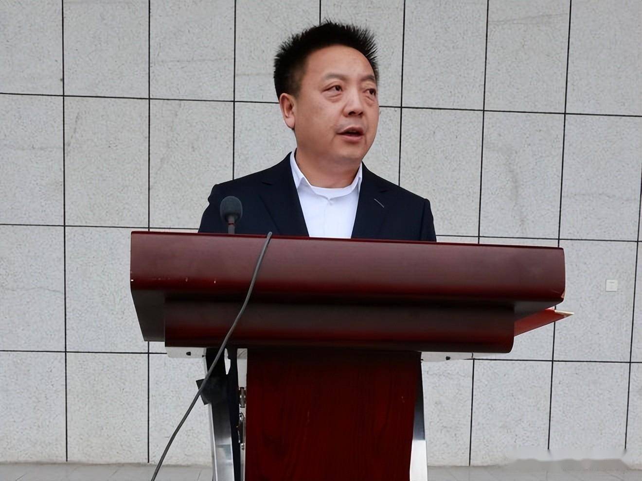 罗炎宣读了上学期优秀班集体名单,校长周相兵,副校长龙文新,周万成,蒋