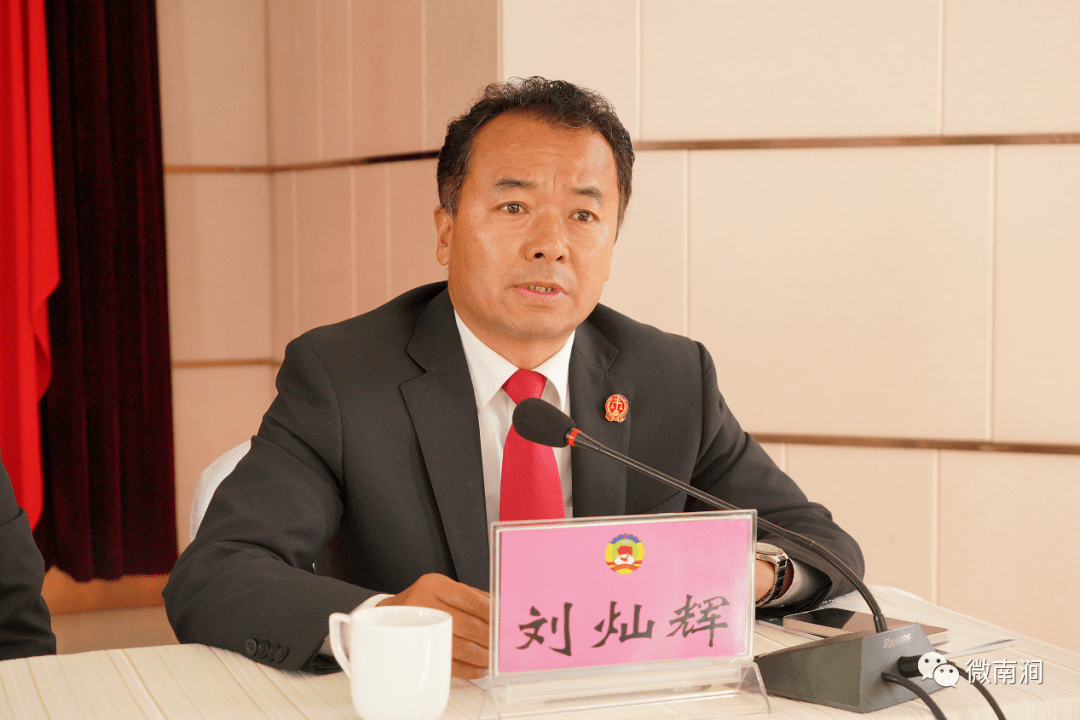 会上,县人民法院院长刘灿辉,县人民检察院检察长杨光荣分别作表态发言