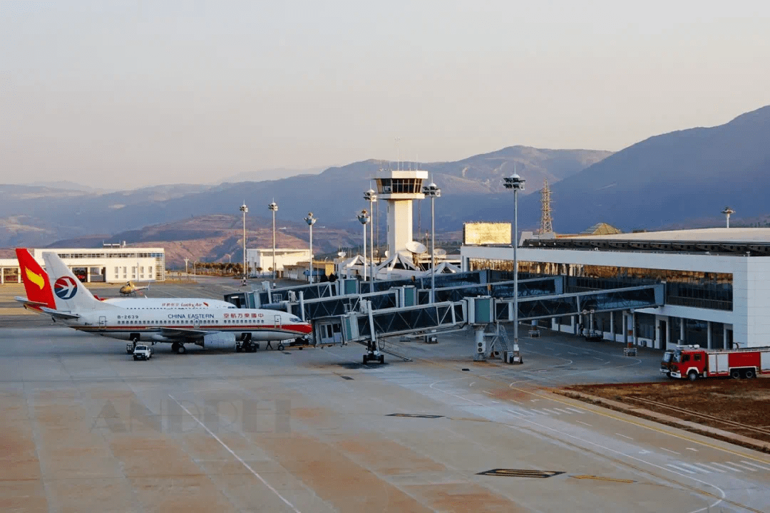 机场选址位于楚雄市子午镇白沙哨,距离楚雄市区直线距离约11km.