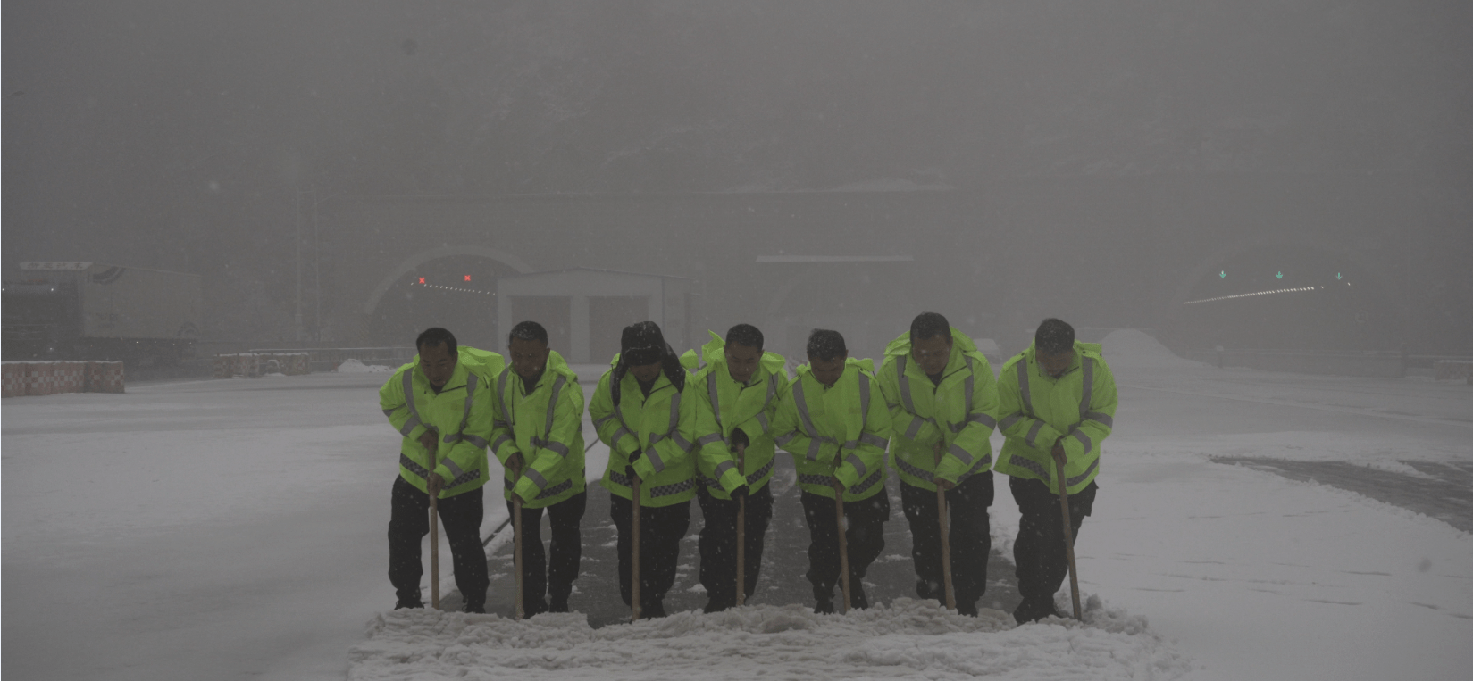 战严寒 斗风雪！奋力清雪保通顺 守护安然出行