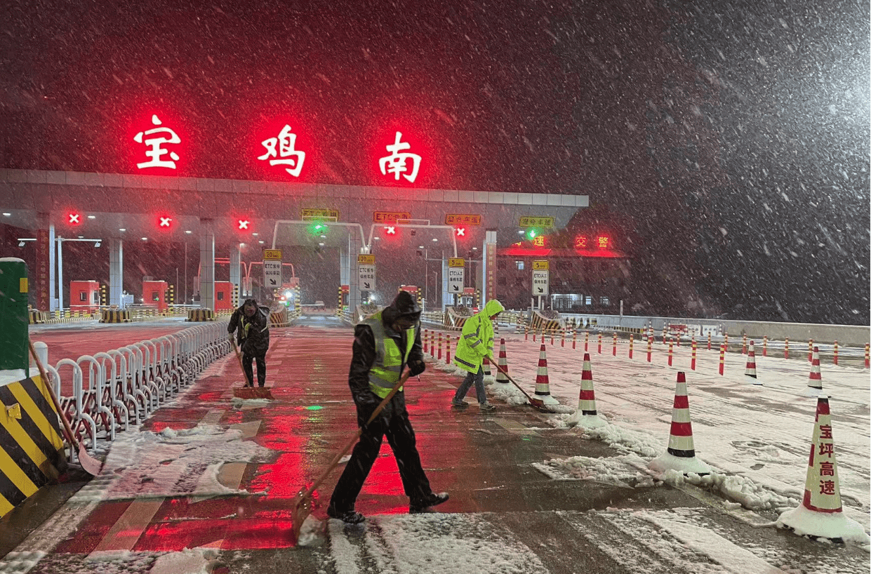 战严寒 斗风雪！奋力清雪保通顺 守护安然出行