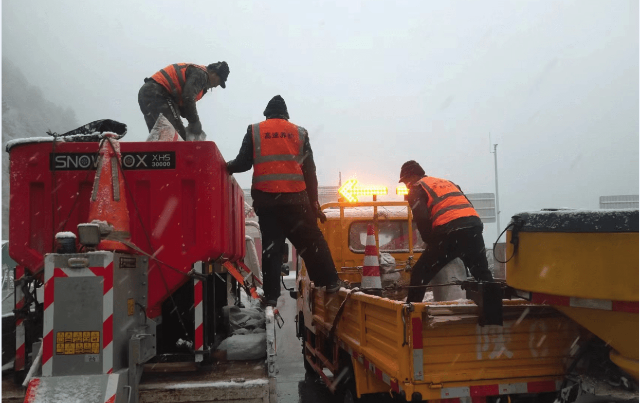 战严寒 斗风雪！奋力清雪保通顺 守护安然出行