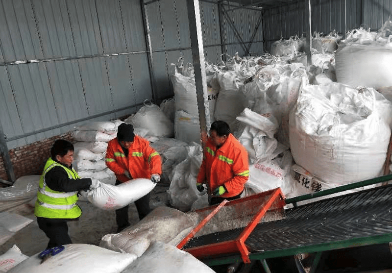 战严寒 斗风雪！奋力清雪保通顺 守护安然出行