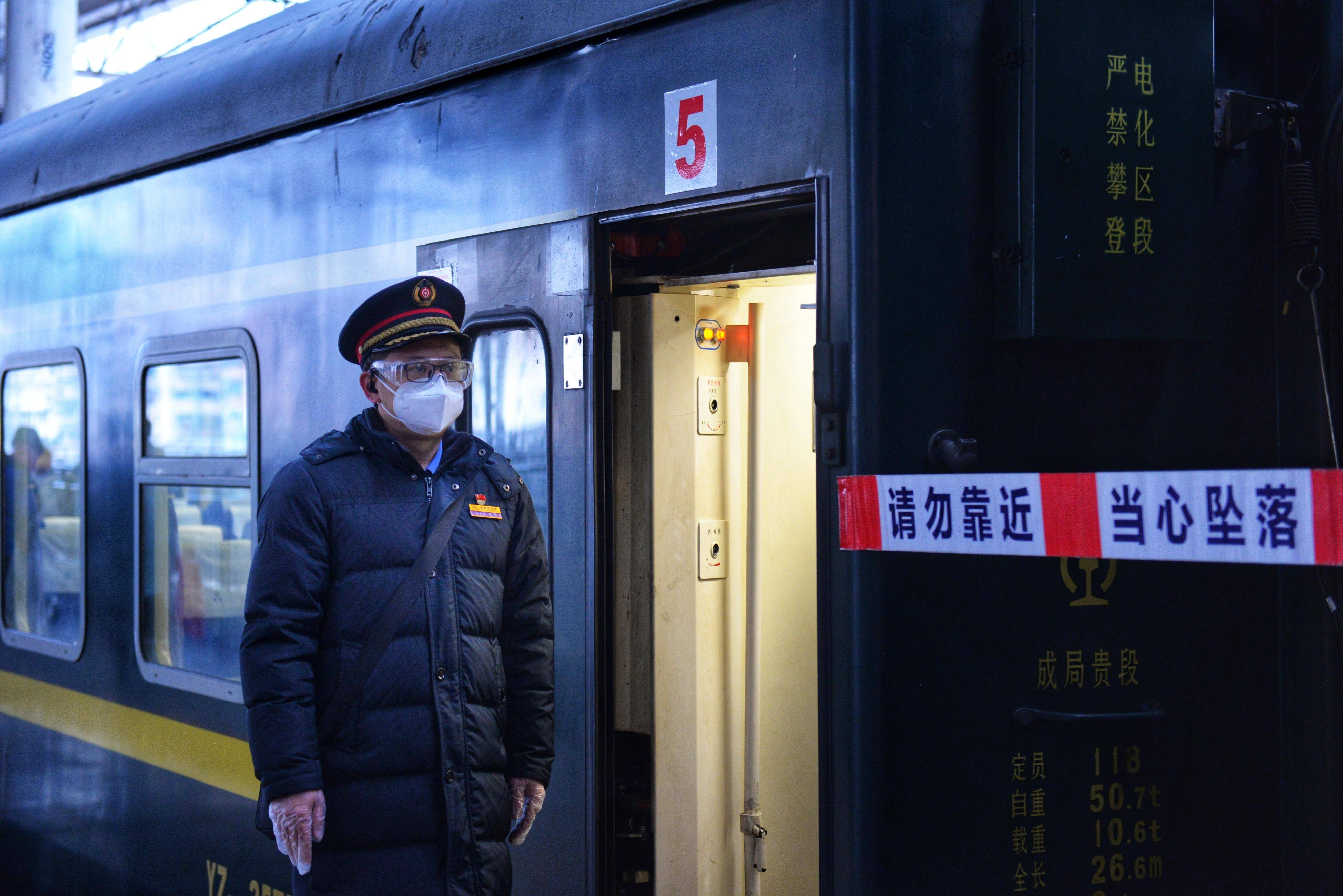 在北京西开往贵阳的z149次列车上,郑州站发车十多分钟后,6号车厢有位