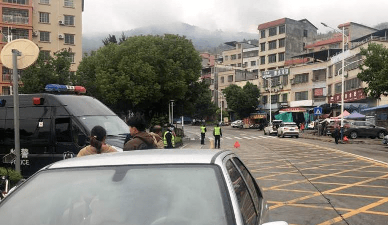 寒风冷雨里,阳山公安为群众撑起一把把"保护伞",送去一块块"雪中炭"