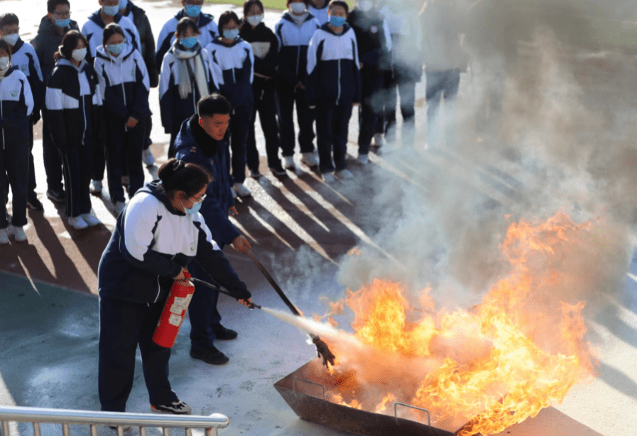 开学“平安第一课”：消防员为孩子讲解地震避险