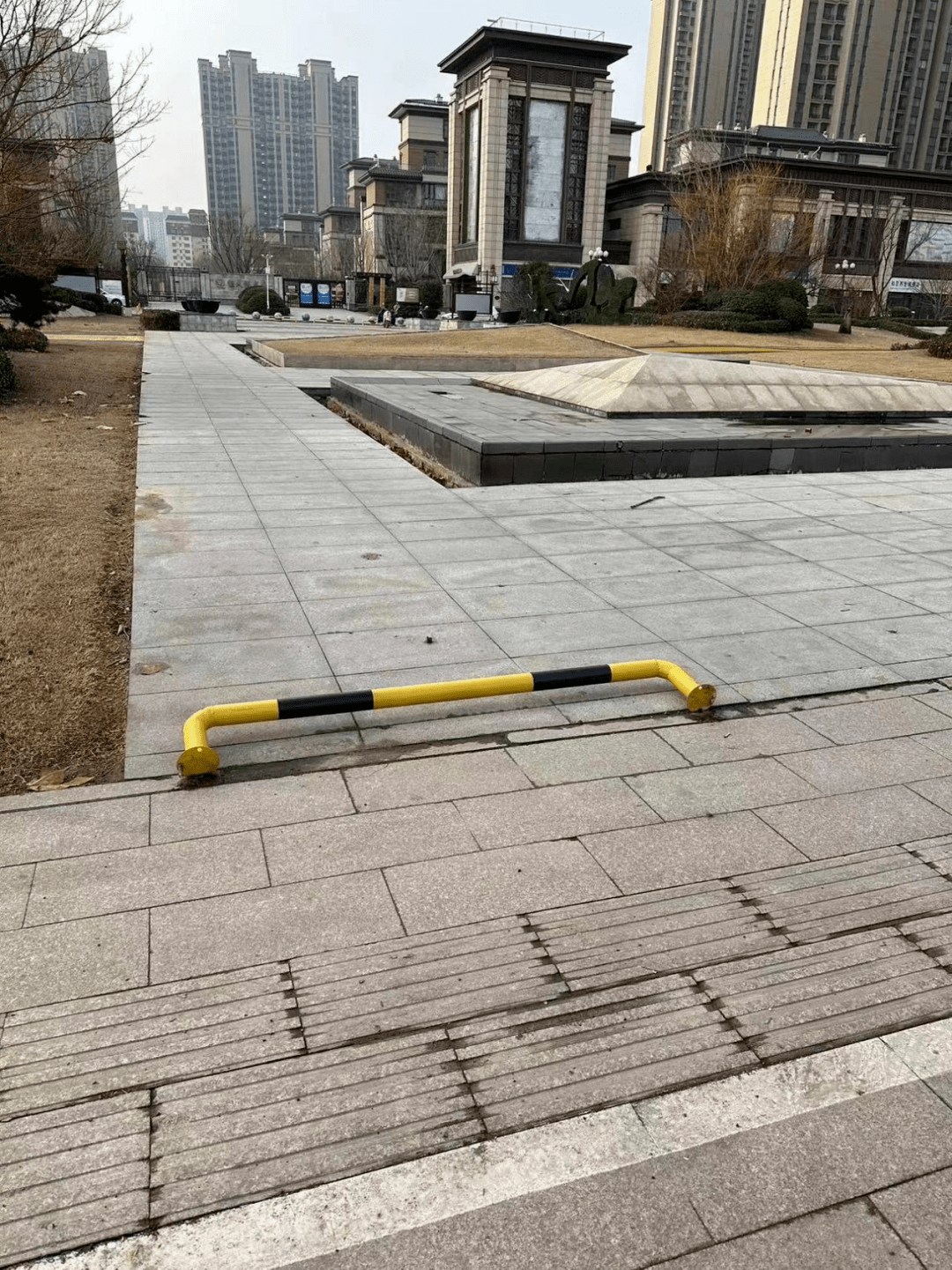 开发区问题描述:黄河路乾佑酒店门前非机动车道污水井反水,影响市民