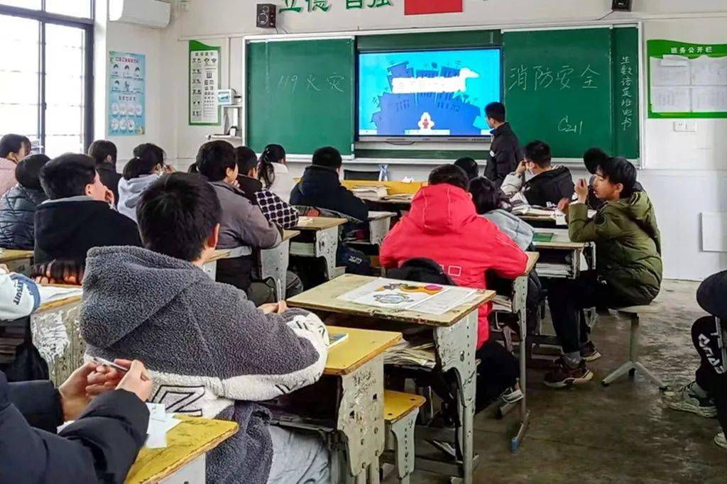 课堂上,消防宣讲人员结合中小学学生的年龄特点和实际