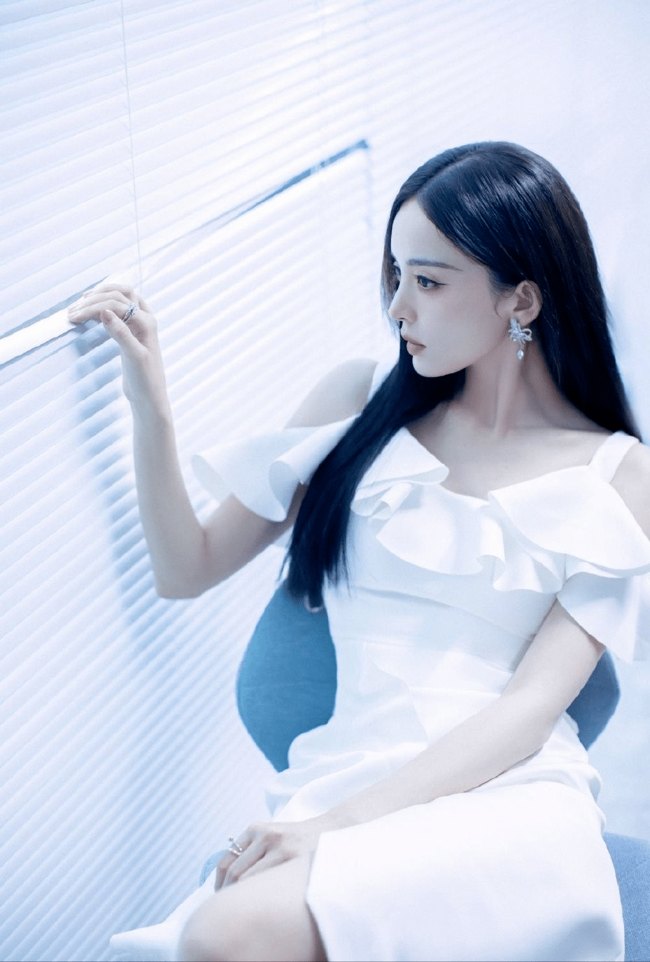 古力娜扎真是美得无死角,穿白色露肩裙清纯可人,五官精致太加分