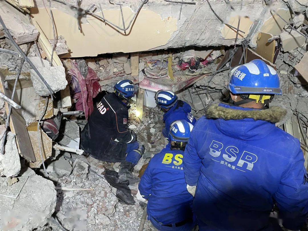 当地时间2月12日凌晨,枣庄蓝天救援队队员抵达土耳其地震灾区后,随即