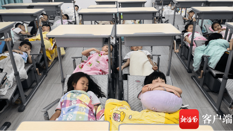 无宿舍、食堂咋开展校内午托？看看海口这些学校的做法→_家长_午餐_课桌椅