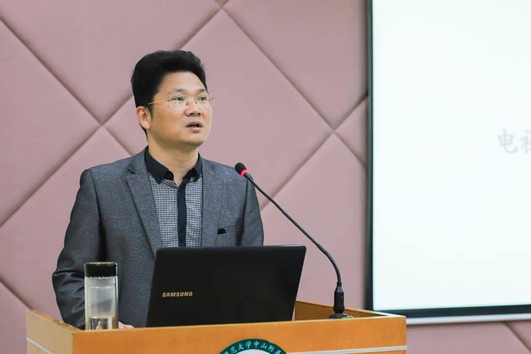 会议开始,学校党委委员,中学校区副校长连进城作题为《引发善端·日新