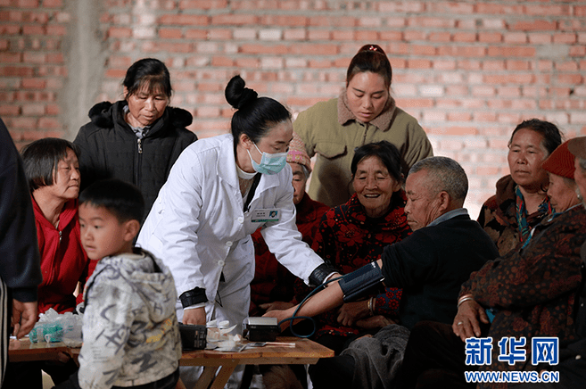 【代表委员风采】全国人大代表,屏边县新华乡河南村乡村医生杨莲英