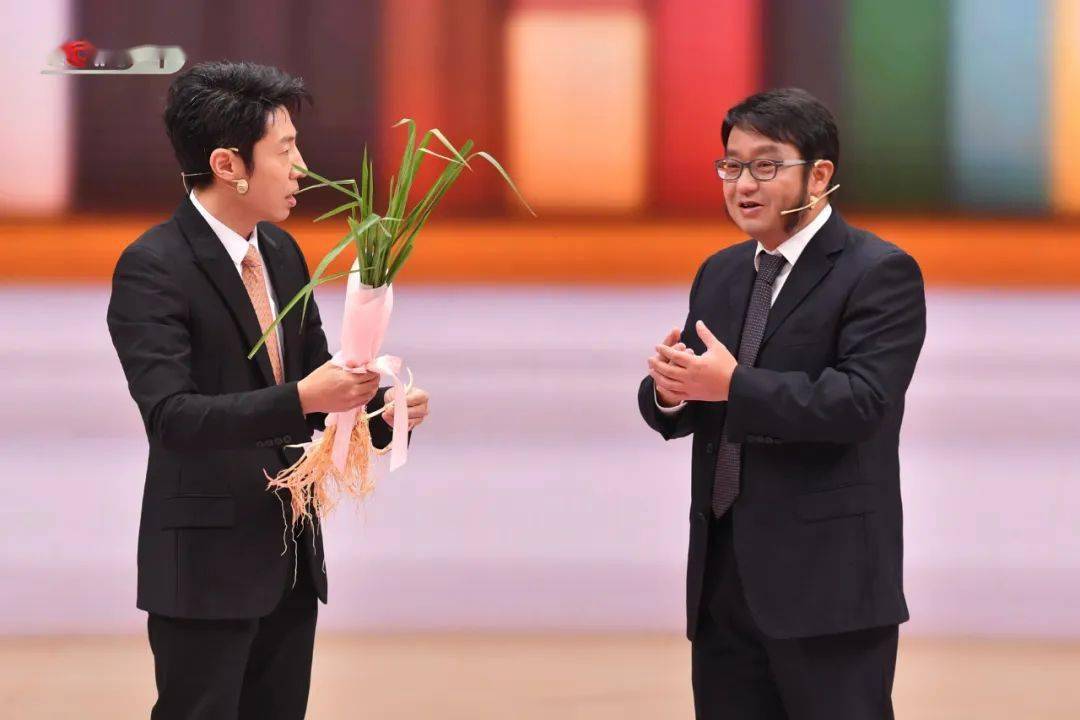 【回放】cctv-1《开讲啦》| 震撼全球!像割韭菜一样割水稻?