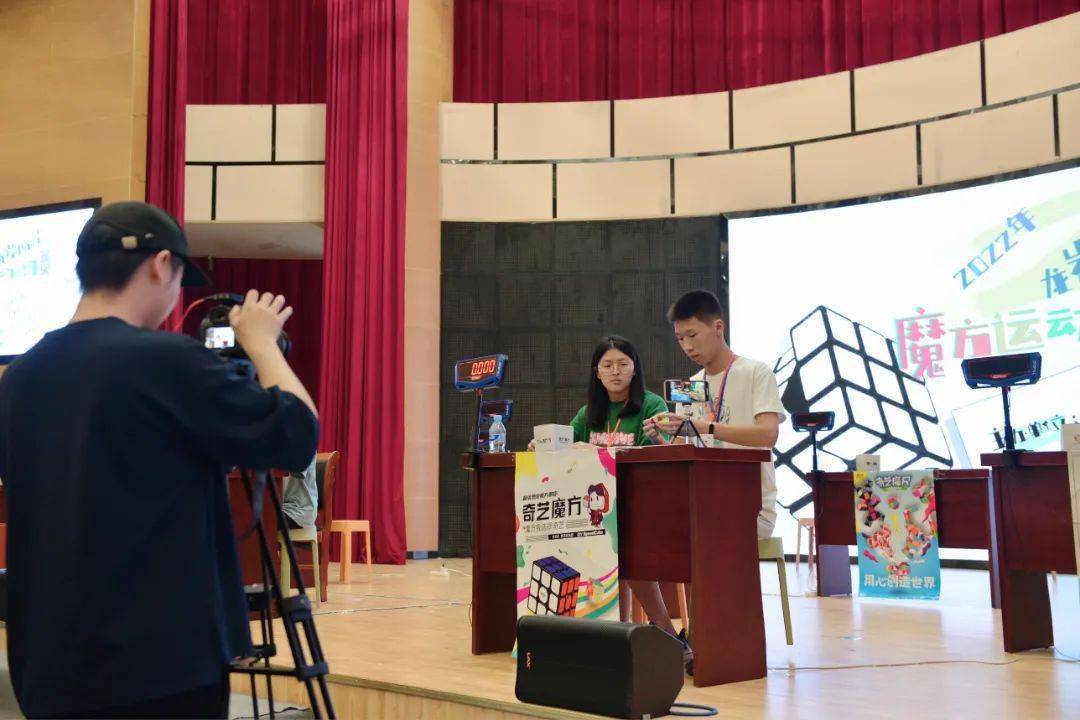 龙岩18岁少年创造吉尼斯世界纪录_魔方_林致远_挑战