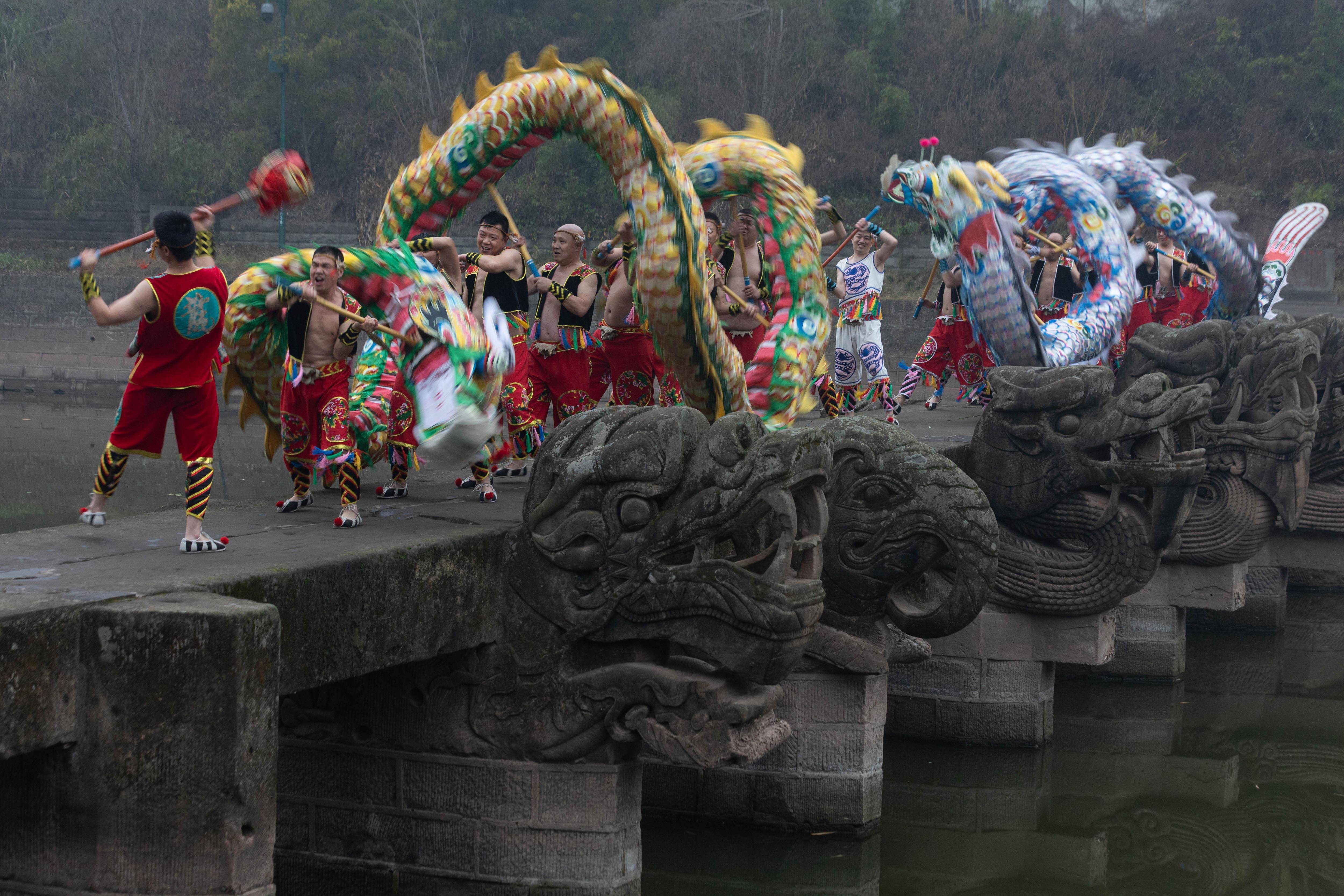 在全国重点文物保护单位——泸县龙脑桥上,国家级非物质文化遗产雨坛