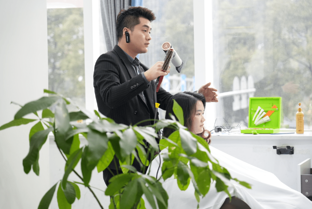 "理发店老板王开平告诉记者,许多人会选择在这一天剪头发,借"龙抬头"