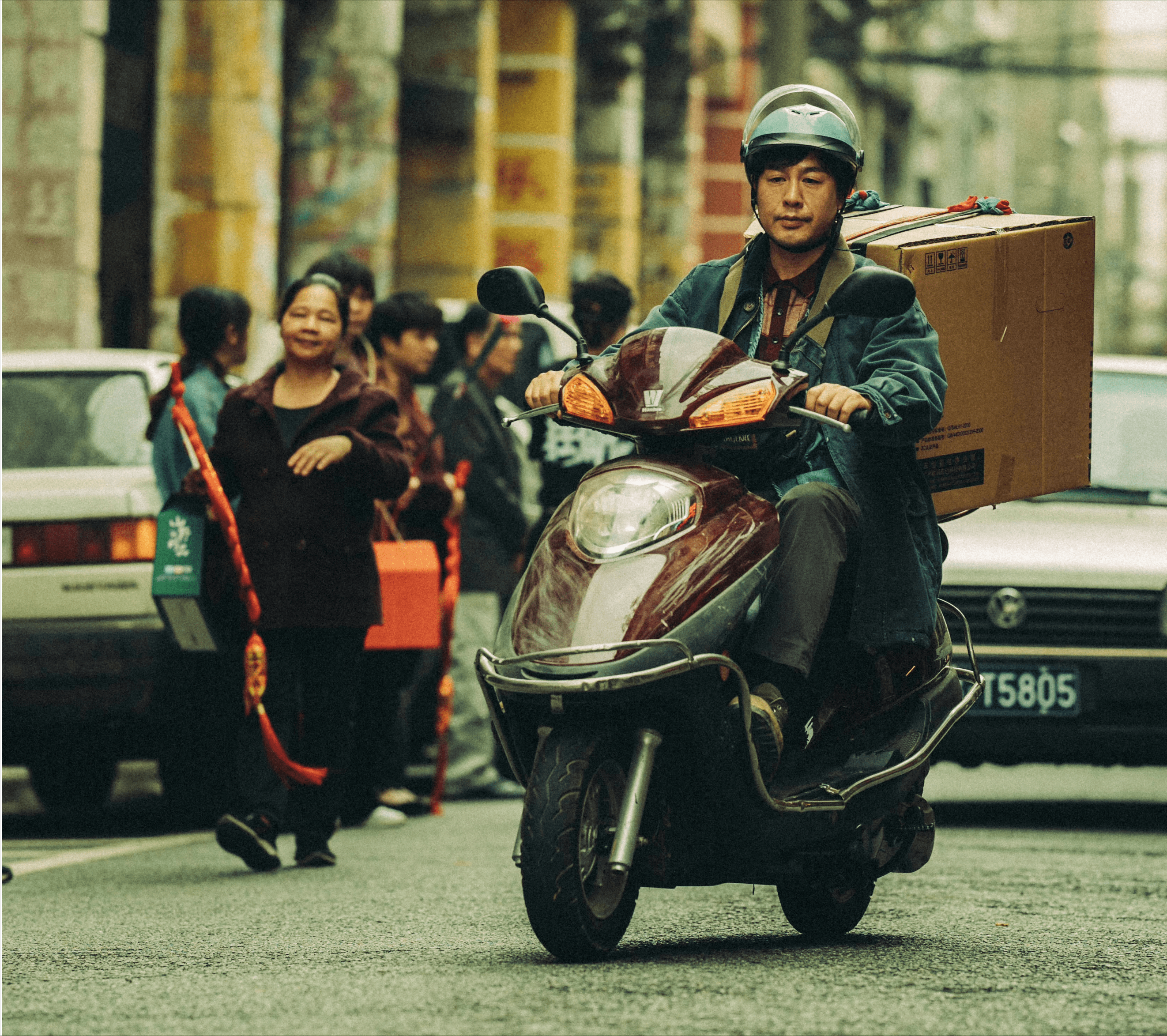 刘华强骑电动车表情包图片