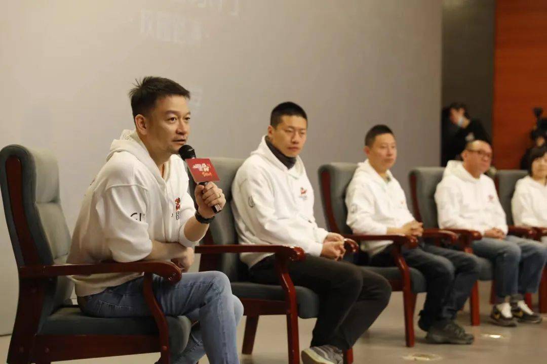 观影结束后,导演郭帆,制片人龚格尔,吴羡等主创团队成员和同学们分享