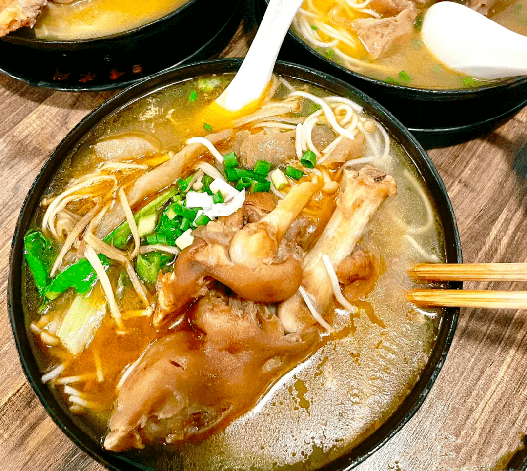 猪脚软软糯糯,喜欢吃辣的小伙伴可点一份泡椒蹄花米线!味道霸道惨了!