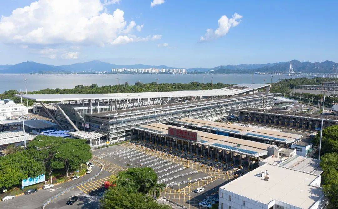 與香港新界落馬洲隔河相望,口岸南面的皇崗—落馬洲大橋橫跨深圳河