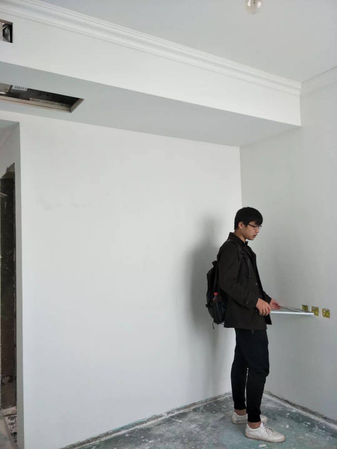 定制柜子设计师现场测量尺寸定制柜子安装和墙面上腻子有时间上的顺序