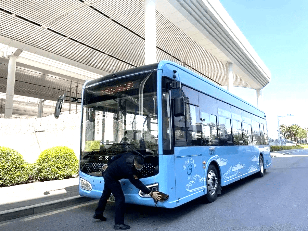 绿色汽电混合动力车,绿色插电式混合动力车,纯电车到纯电动无障碍公交