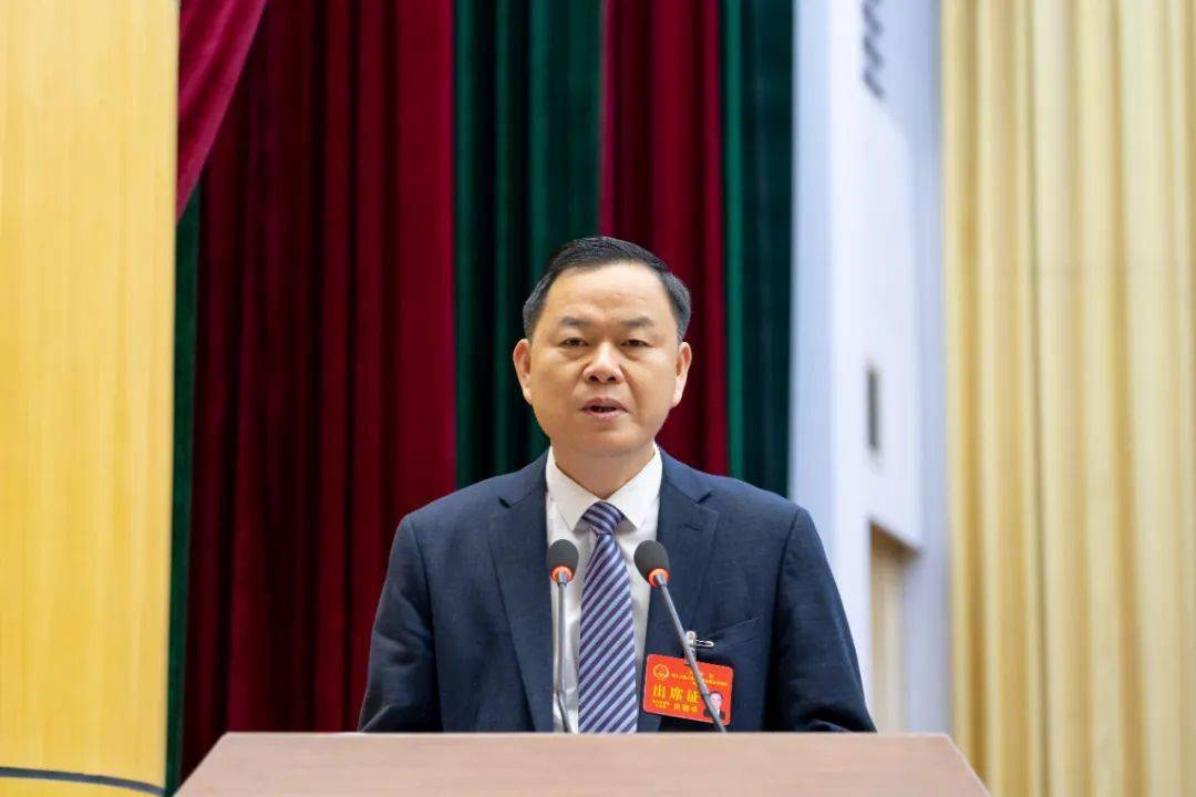 会上,兴宁市委副书记,市长洪国华向大会作《政府工作报告》.