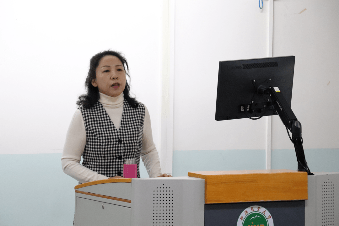 然后由学院外聘心理咨询师李英姿老师开展心理健康教育,向大家科普