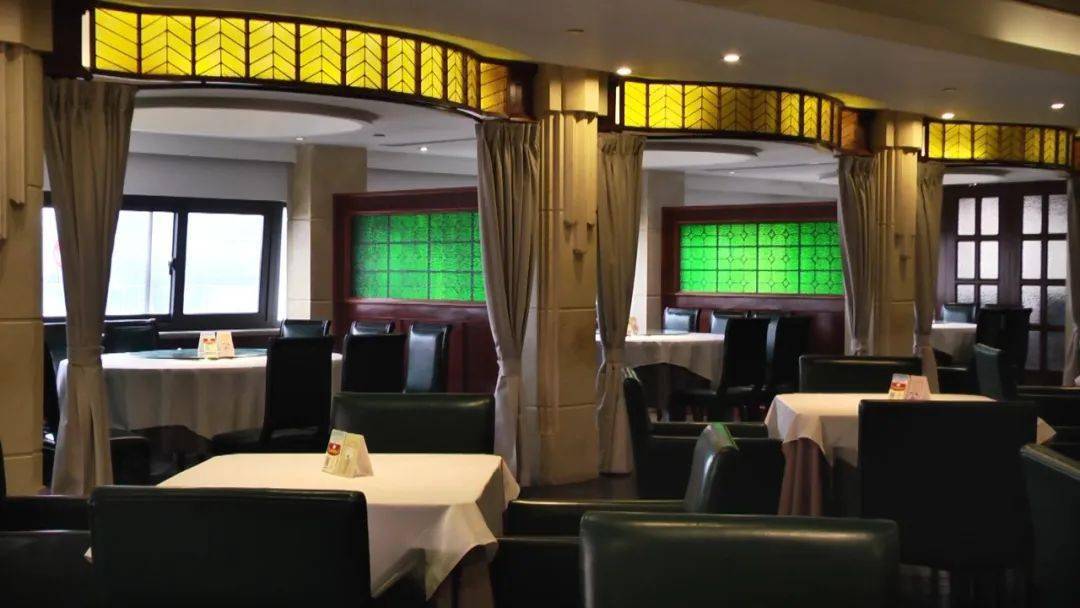 重新翻修后的餐厅,既添加了时髦元素,还保留了老克勒的怀旧氛围.