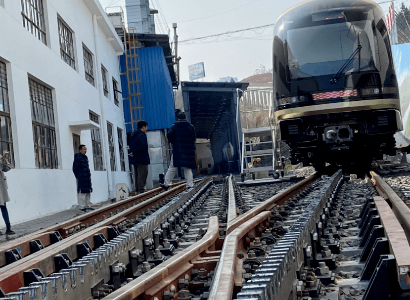 全国首列齿轨列车长这样 去四姑娘山就坐它啦~_观光_旅游_运行