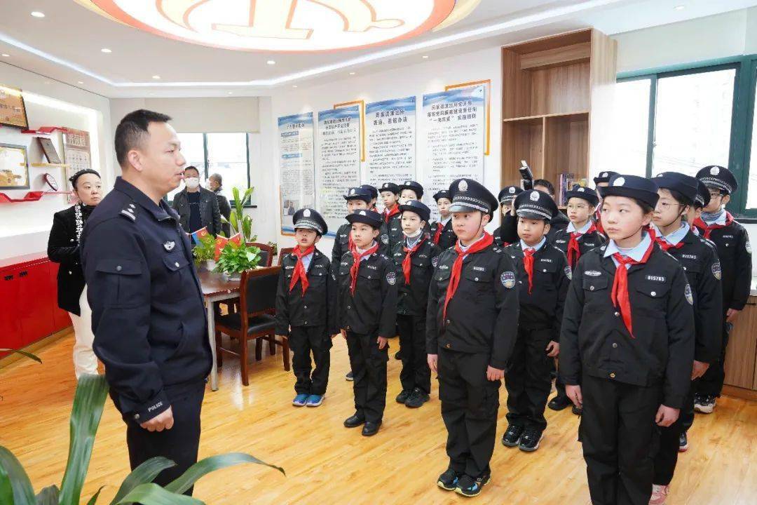 【红领巾晒幸福】少年警校在行动——走进周家渡派出所_综合_公安