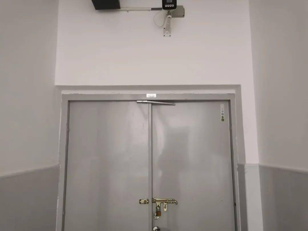 存在的隐患隐患单位:神农架林区创新实验学校043,锁闭安全出口.