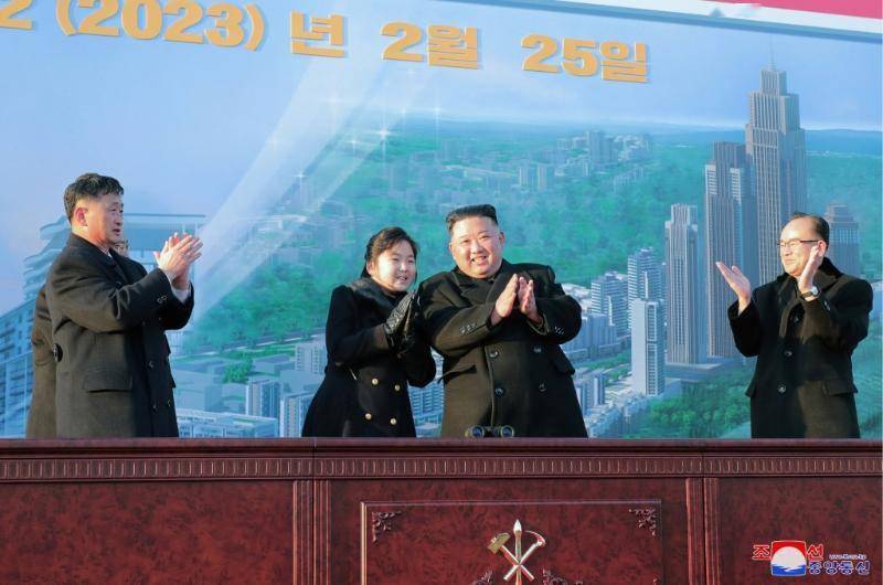 金正恩再携爱女公开露面，出席新居民区奠定仪式