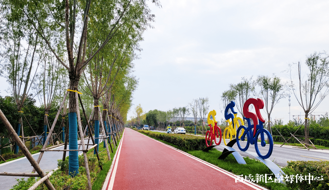 內既有現代化的健身步道主要為周邊群眾提供健身休閒之地公園位於灃西