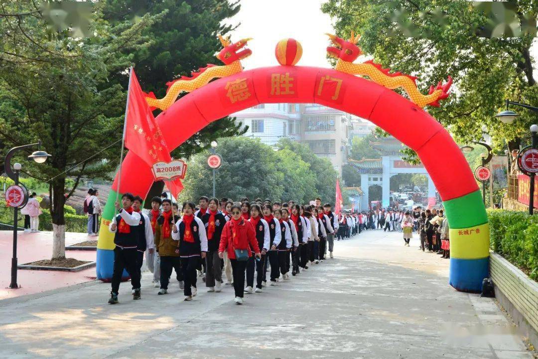 昭平中学2023届高三学生十八岁成人礼暨高考百日誓师励志活动_全体