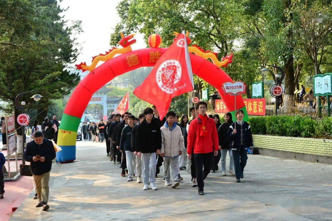 昭平中学2023届高三学生十八岁成人礼暨高考百日誓师励志活动_全体